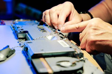 Bilgisayar teknolojisinin elektronik mühendisi. Bakım bilgisayar cpu donanım yükseltme anakart bileşenidir. PC tamir, teknisyen ve sanayi destek kavramı.