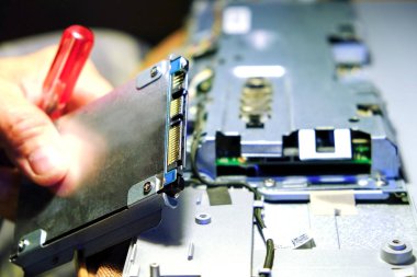 Bilgisayarların servis bakımı. Sihirbaz Ram'ın yerini alır ve bilgisayarın performansını artırır.