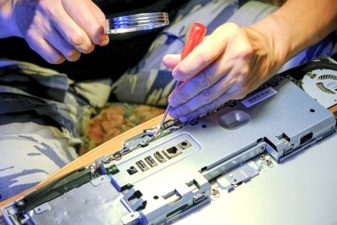 Bilgisayar teknolojisinin elektronik mühendisi. Bakım bilgisayar cpu donanım yükseltme anakart bileşenidir. PC tamir, teknisyen ve sanayi destek kavramı.