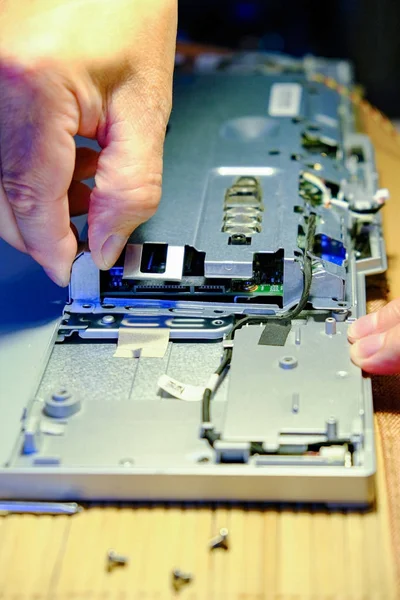 Bilgisayar teknolojisinin elektronik mühendisi. Bakım bilgisayar cpu donanım yükseltme anakart bileşenidir. PC tamir, teknisyen ve sanayi destek kavramı.