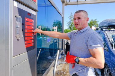 Terminal üzerinden araba yıkama hizmetleri için ödeme. Araba yıkama. Self servis yıkama kompleksi. Yüksek basınçlı oto yıkama.