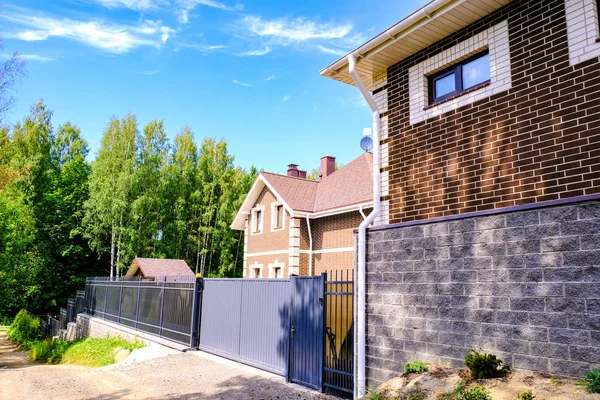 Kır evi. Güzel yaz yazlık yeşil bahçe