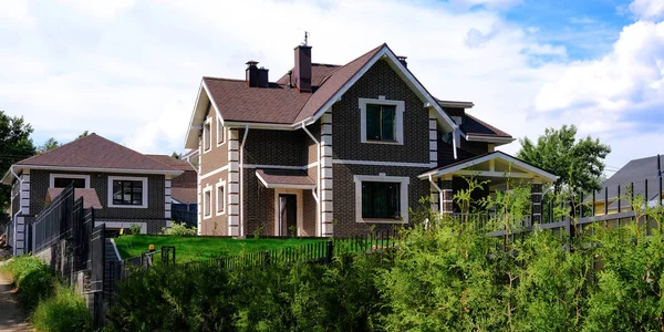 Cottage settlement. Country house. Beautiful cottage greens in the garden. — Stock Photo, Image