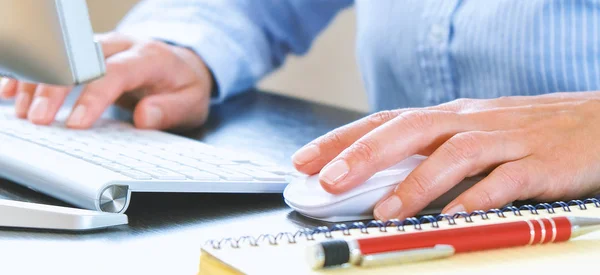 Escritorio de oficina con ordenador y teclado en segundo plano. Cuaderno y pluma se preparan para los registros de trabajo . —  Fotos de Stock