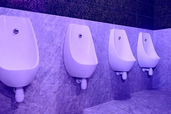 一列にぶら下がっている壁のトイレの便器. — ストック写真