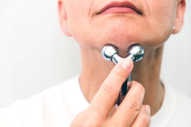 Yüz Masaj, spa ortamı makro. Çekici kadın Cilt Bakımı alarak gözlerini kapatın. Yüz seçici odak Masaj.