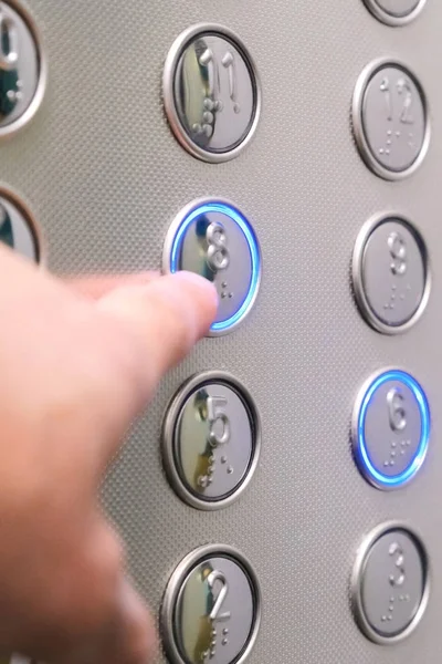 Ícones táteis de dígitos para deficientes visuais. Botões do elevador. Foco seletivo close-up . — Fotografia de Stock