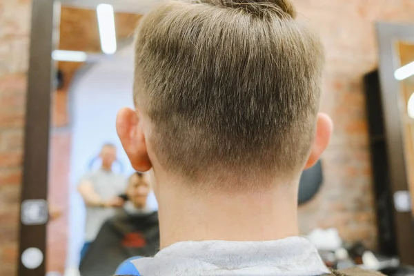 Padrone di tagli di capelli a lavoro. Felice ragazzi ottenere taglio di capelli da parrucchiere . — Foto Stock