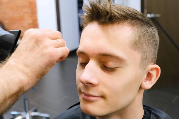 Maître des coupes de cheveux au travail. gars heureux se faire couper les cheveux par coiffeur . — Photo