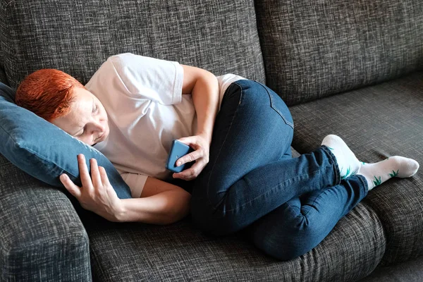 De vrouw lijdt aan depressie. Problemen in het persoonlijke leven en op het werk. Stress en depressie. Migraine is een gevolg van stress. Frustratie. — Stockfoto