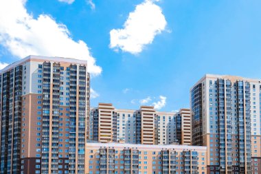 Cam cepheli modern çok katlı bina. Akşam gün batımı gökyüzü cephenin Windows yansıtılır.