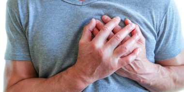 Adam ellerini göğsüne sokup, acı çekiyor. Göğüs spazmı, anjina pektoris. Kalp krizi.