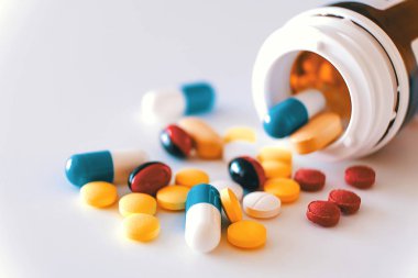 Biyolojik olarak aktif katkı maddesi. Elinde bir avuç hap var. Gölge üretiminin farmakolojisi. Plasebo. Sahte ilaç sorunu.