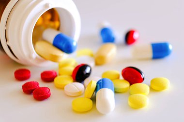 Biyolojik olarak aktif katkı maddesi. Elinde bir avuç hap var. Gölge üretiminin farmakolojisi. Plasebo. Sahte ilaç sorunu.