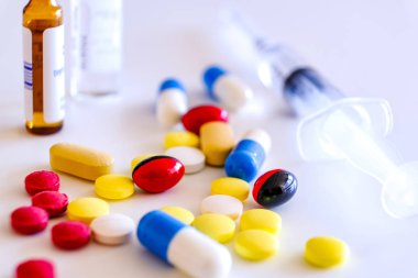 Biyolojik olarak aktif katkı maddesi. Elinde bir avuç hap var. Gölge üretiminin farmakolojisi. Plasebo. Sahte ilaç sorunu.