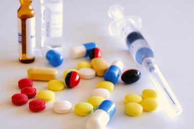 Biyolojik olarak aktif katkı maddesi. Elinde bir avuç hap var. Gölge üretiminin farmakolojisi. Plasebo. Sahte ilaç sorunu.