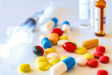 Biyolojik olarak aktif katkı maddesi. Elinde bir avuç hap var. Gölge üretiminin farmakolojisi. Plasebo. Sahte ilaç sorunu.