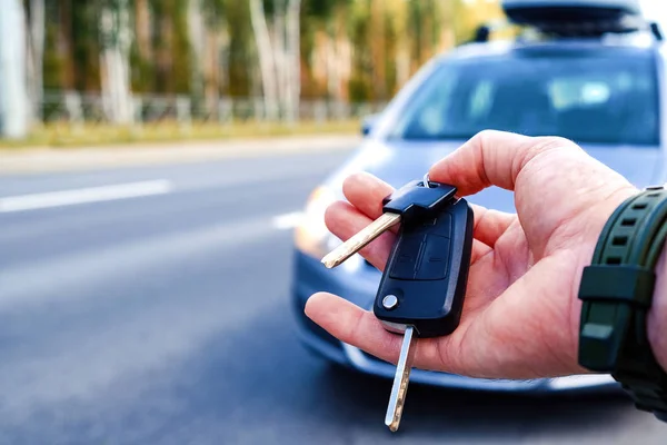 Prueba conducir un coche nuevo. Llaves en la mano, podemos ir a dar un paseo . — Foto de Stock