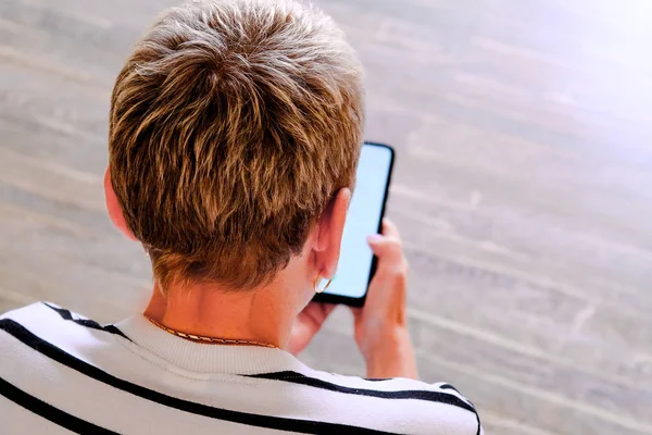 Girl talking on the phone. Unpleasant conversation. Unexpected bad news. — Stock Photo, Image