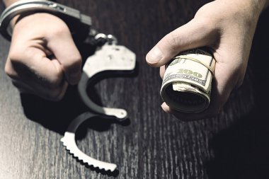 Kelepçeli eller yumruklara sayılsın. Lastik bantla bağlanmış bir tomar dolar..