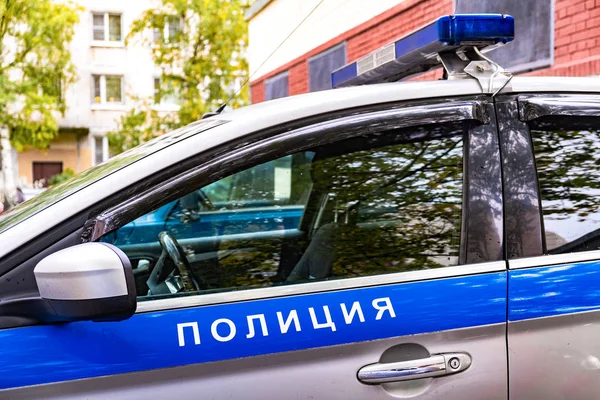 Carro da polícia. Carro de patrulha russo, a polícia inscrição. — Fotografia de Stock
