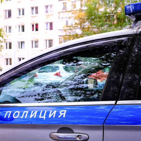 Radiowóz. Rosyjski radiowóz, policja inskrypcji. — Zdjęcie stockowe