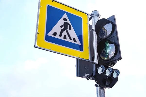 Modern design-road safety concepts. The concept of active life. Green traffic light. The concept of travel. — Stock Photo, Image