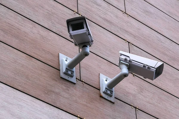 정면을 감싼 감시 카메라 야. 전자 회로입니다. 안전이라는 개념. — 스톡 사진