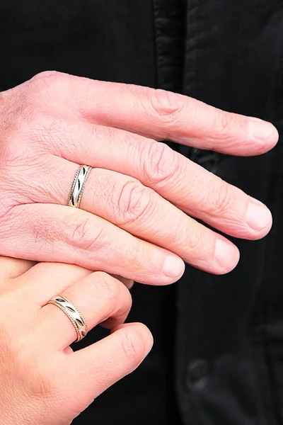 Anéis de casamento nas mãos. Um casal idoso casou-se. Família feliz. Família ao ar livre . — Fotografia de Stock