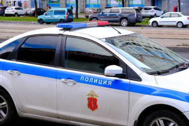 Polis arabası. Rus devriye arabası, yazıt polisi. Saint-Petersburg 'da. - Rusya. 10.21.2019