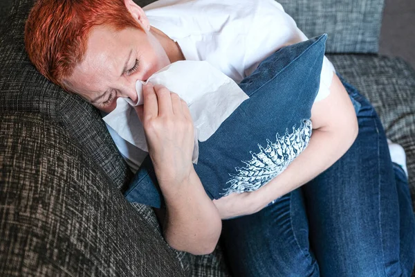 Katarhal sjukdom. Rinit. Allergisk sjukdomskänsla. Depression. — Stockfoto