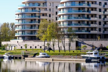 Nehrin seddi. Konut binalarının arka planında tekneler.