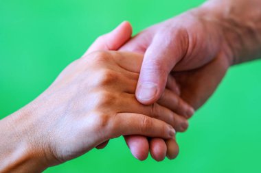 Bir dosta yardım eden iki el..