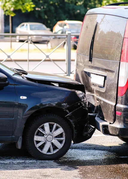 Två bilar kolliderade, inte hålla avståndet. Bilolycka på gatan. — Stockfoto