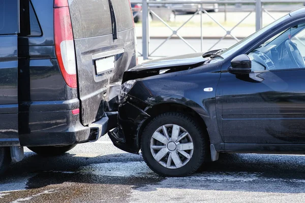 Kollision Mellan Två Bilar Bruten Stötfångare Och Huva Bilolycka Gatan — Stockfoto