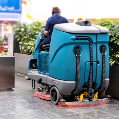 Süpermarkette temizlik için temizlik makinesi. Direksiyon temizleyicisinin arkasında.