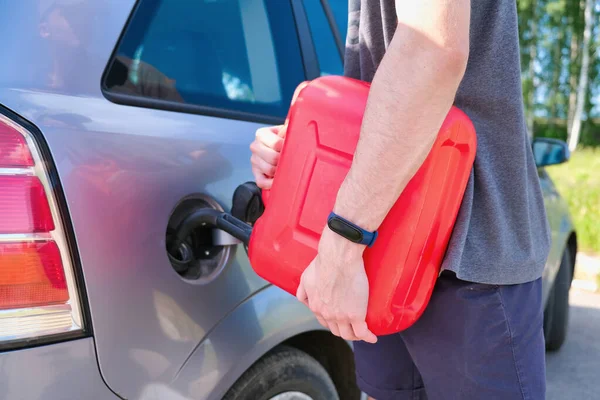 Ein Stehendes Auto Mit Benzin Aus Einem Kanister Füllen — Stockfoto