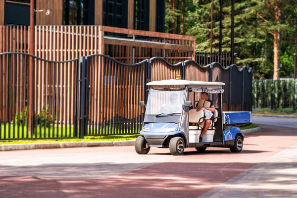 Coche Eléctrico Verano Zona Turística Taxi Lleva Los Residentes Casa — Foto de Stock