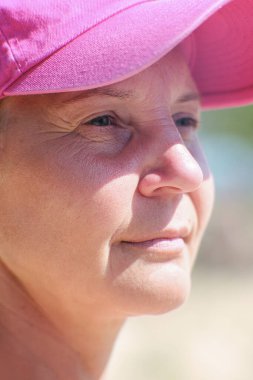 Kız bronzlaşmış yüzlü şapkalı bir tenisçi. Fiziksel kültür, sağlık ve spor kavramı