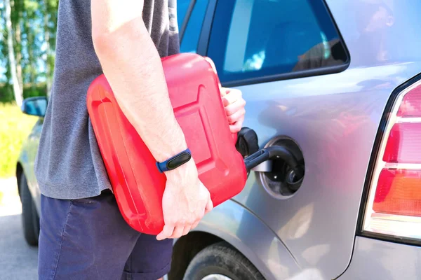 Roter Kanister Den Händen Eines Mannes Ein Stehendes Auto Mit — Stockfoto