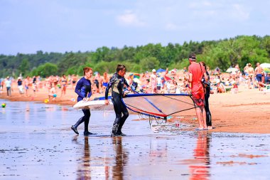 Rüzgar sörfü aşırı bir spordur. Uçurtma sörfçülerinin yarışmaları. Sahildeki parlak renkli yamaç paraşütçüleri. Saint-Petersburg 'da. - Rusya. 28 Haziran 2020.