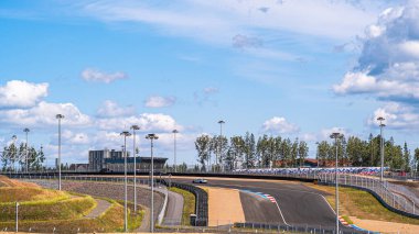 Bir düzine yumurtanın kırık kabuğu bir tabakta yatıyor. Yumurta kabukları bir kalsiyum kaynağıdır.
