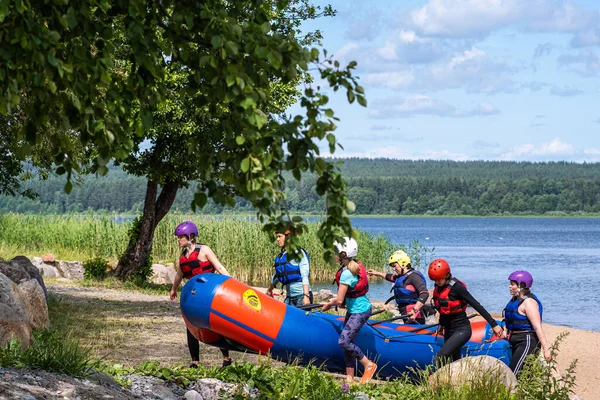 Kvinnliga Idrottare Bär Uppblåsbar Flotte Vattnet Passerade Forsen Vid Floden — Stockfoto