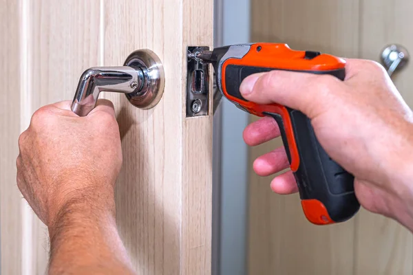 Repair Door Handle Master Clamps Loose Screw Electric Screwdriver — Stock Photo, Image