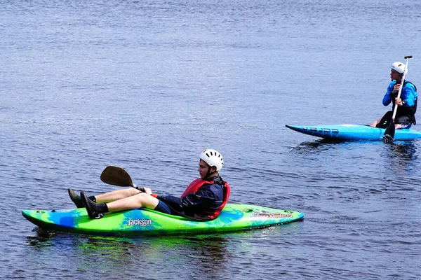 O kayaker coloca o remo em seu colo e descansa após a corrida. São Petersburgo. Rússia 4 de julho de 2020 — Fotografia de Stock