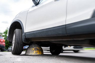 Araba, park önleyici beton bir yarımküreye çarptığında sıkıştı.