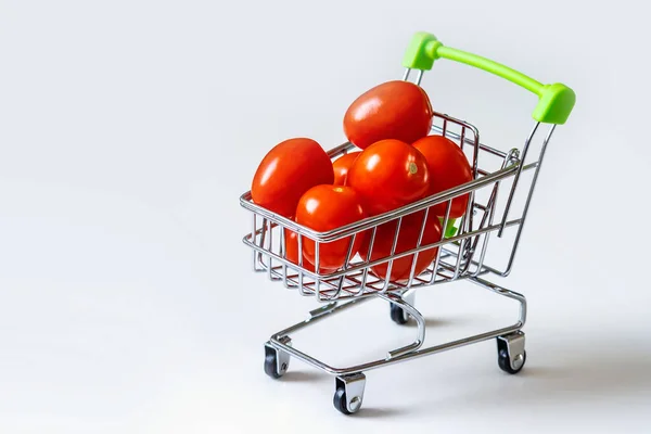 Tomaten Een Winkelwagentje Een Boodschappenmandje Gevuld Met Verse Groenten Geïsoleerd — Stockfoto