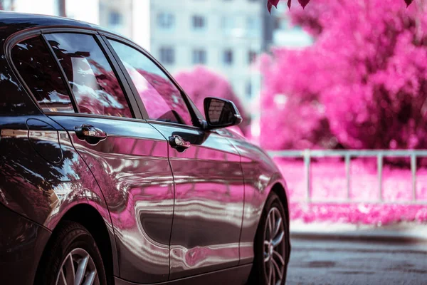 Coche Está Estacionado Sombra Árbol Enfoque Selectivo Filtro — Foto de Stock