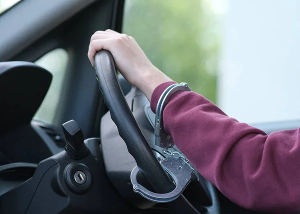 Brottslingen Åkte Fast För Bilstöld Kaparen Fastkedjad Vid Ratten Polisen — Stockfoto