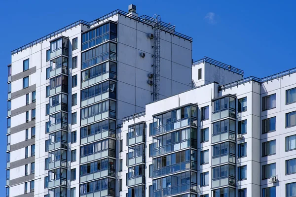 Modern tarz. Modern bir konut kompleksinin yeni yüzü. Kentsel geçmiş. Modern şehir. Ev cephesi. Aile evi